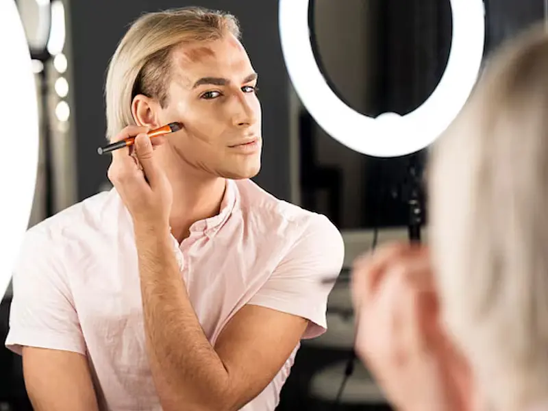Maquiagem masculina cresce e conquista o dia a dia dos homens