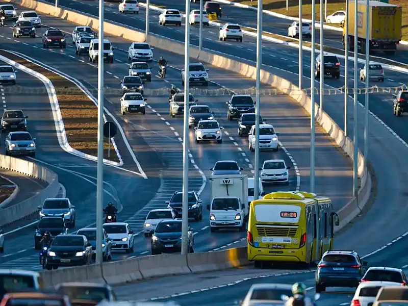 Carros em via.