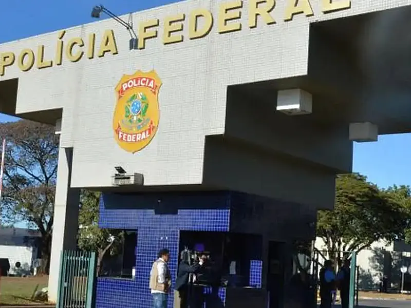 Fachada da sede da Polícia Federal em operação contra fraude no INSS.