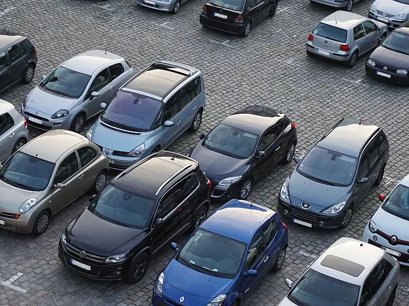 Pessoa analisando financiamento de carro enquanto banco avalia critérios de idade e crédito.