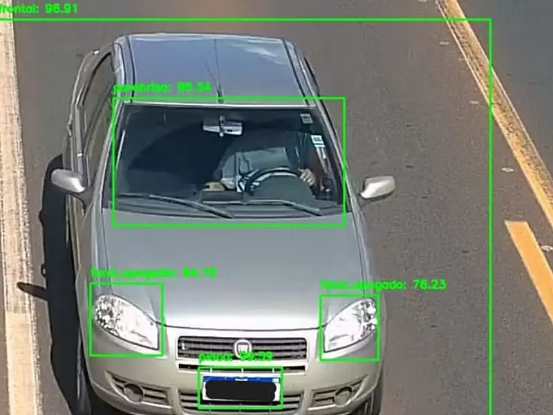 Câmera de trânsito com inteligência artificial monitora motoristas em rodovia do Triângulo Mineiro.