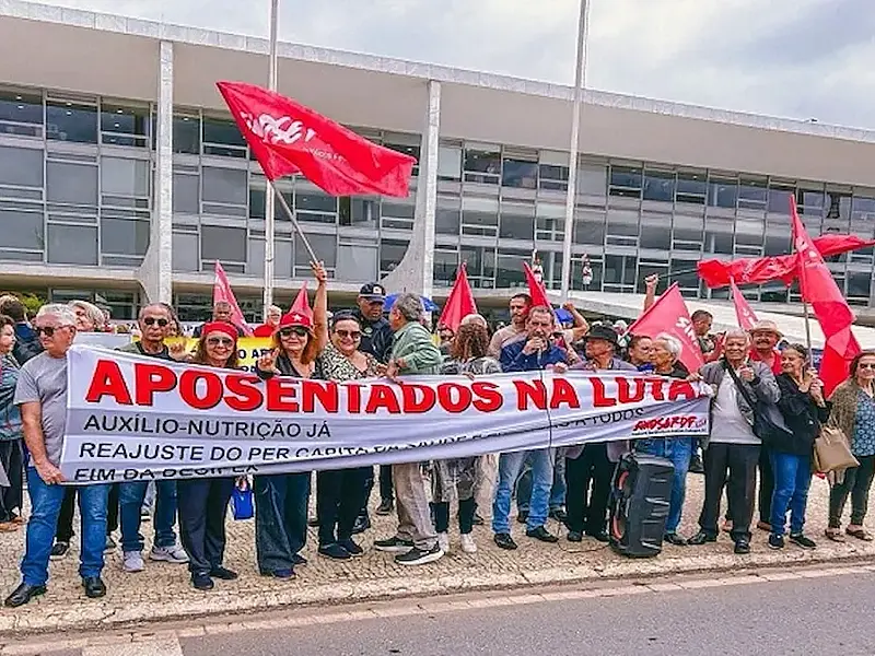 Em frente ao Palácio do Planalto, aposentados e pensionistas cobram atendimento de pautas