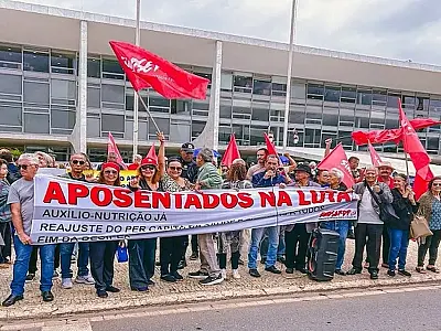 Em frente ao Palácio do Planalto, aposentados e pensionistas cobram atendimento de pautas