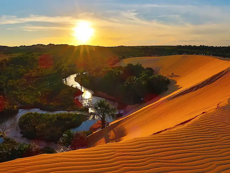 Paraíso das dunas laranjas e fervedouros encanta o Brasil