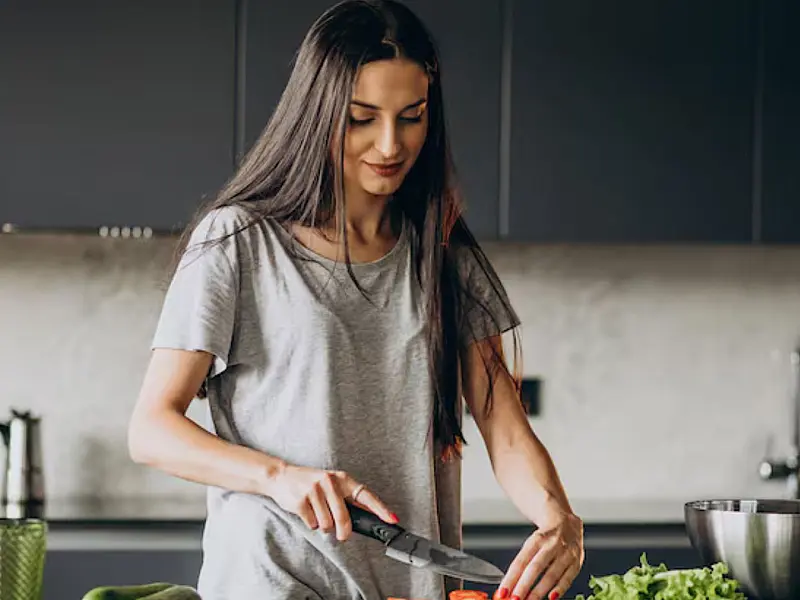 Mulher cozinhando.