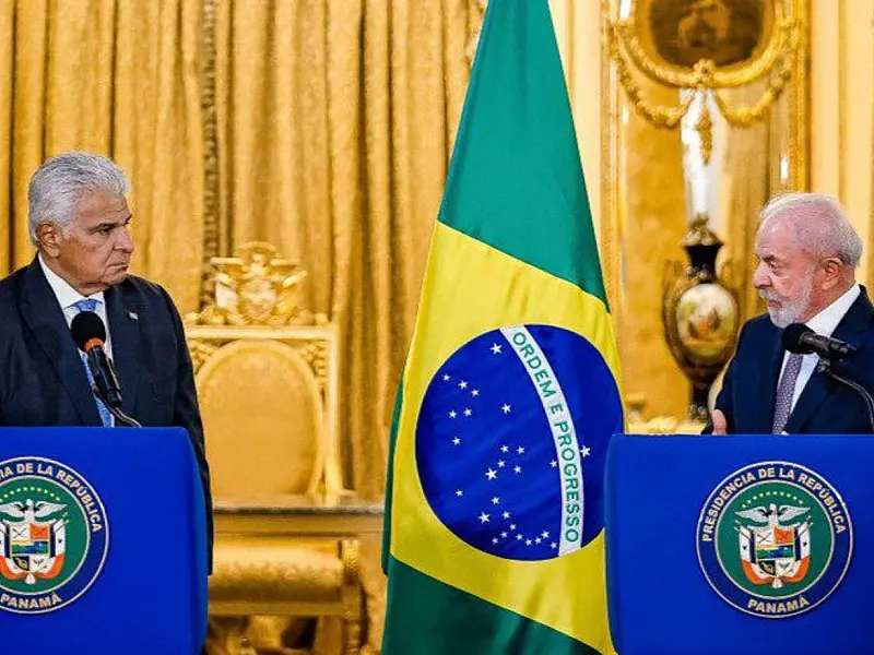 Presidente Lula ao lado do presidente do Panamá durante reunião oficial em visita diplomática.