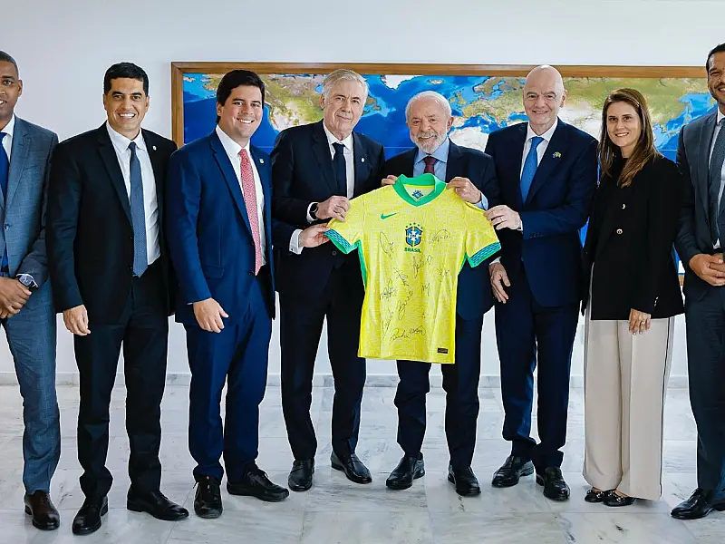 Lula ao lado de dirigentes da CBF e da FIFA durante reunião no Palácio do Planalto.