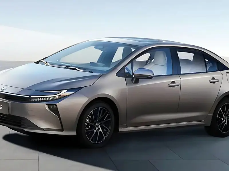 Toyota Corolla 2027 em imagem de divulgação com novo design e proposta híbrida.