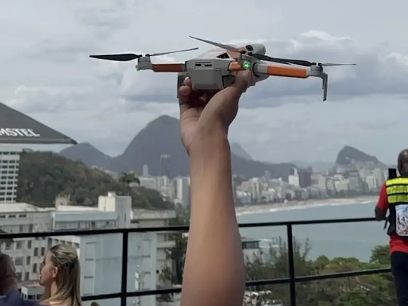 Drones revolucionam turismo nas favelas cariocas no verão 2026