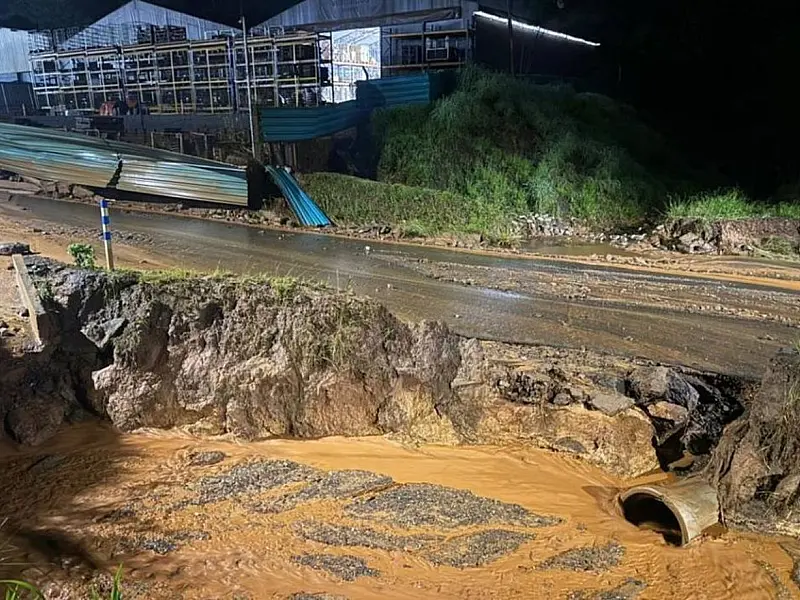 Vala aberta em área de mineração após vazamento de água com sedimentos em Congonhas.