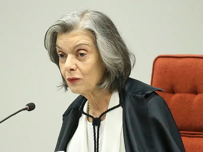 Ministra Cármen Lúcia em atividade de trabalho no Tribunal Superior Eleitoral.