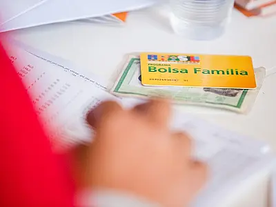 É falso que beneficiários do Bolsa Família serão impedidos de sacar o benefício em dinheiro