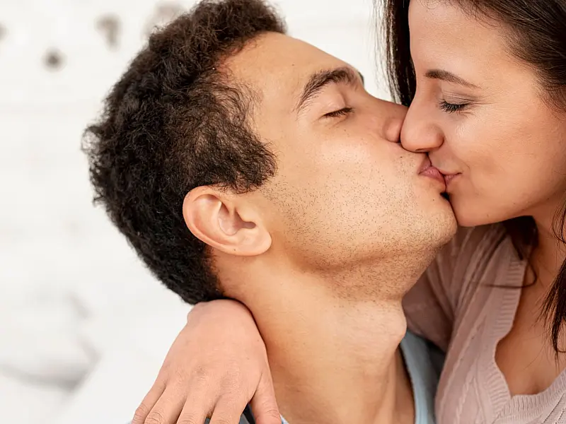 Casal se beijando.