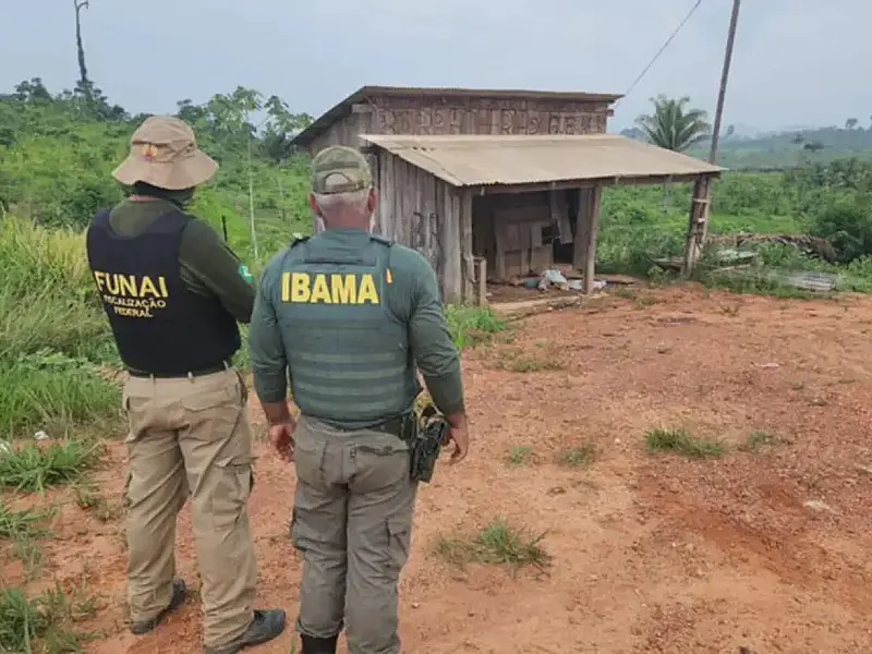 Agentes da Funai e do Ibama durante operação de fiscalização na Terra Indígena Apyterewa, no Pará.