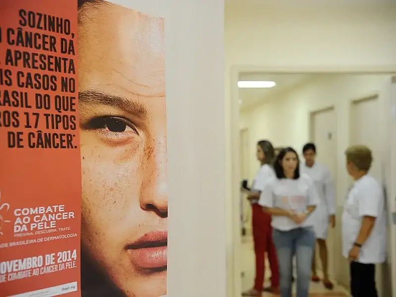 Câncer de pele no Brasil saltou de 4 mil para mais de 72 mil diagnósticos em dez anos.