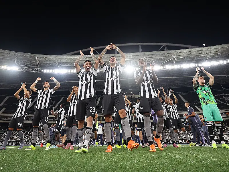 Jogadores do Botafogo comemorando gols contra o Cruzeiro no Brasileirão 2026.