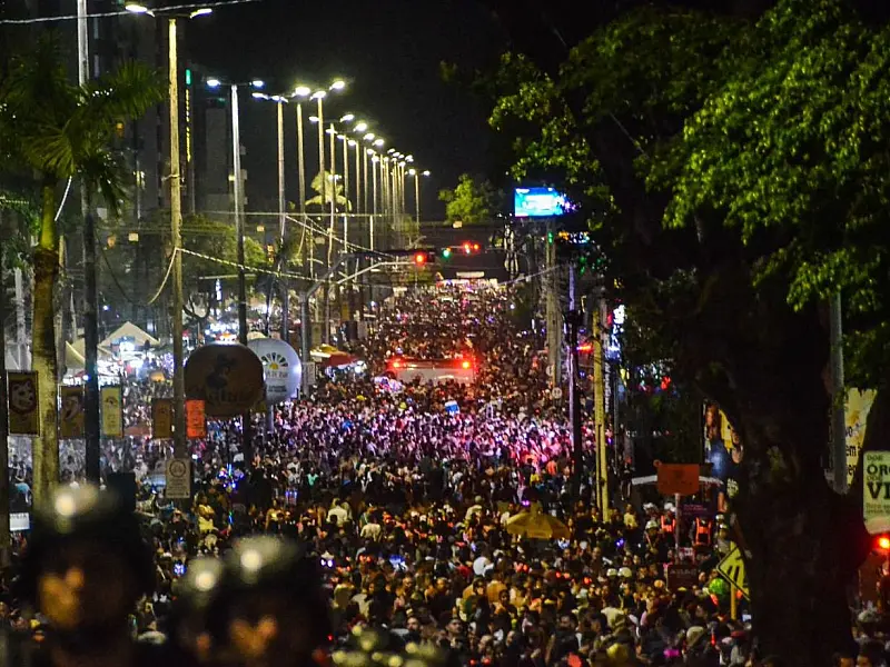 Foliões participam do Carnaval de João Pessoa durante evento promovido pela Prefeitura.