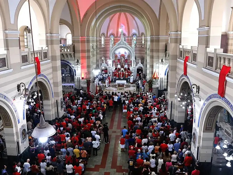 Fiéis reunidos em celebração religiosa em homenagem a São Sebastião no Rio de Janeiro.