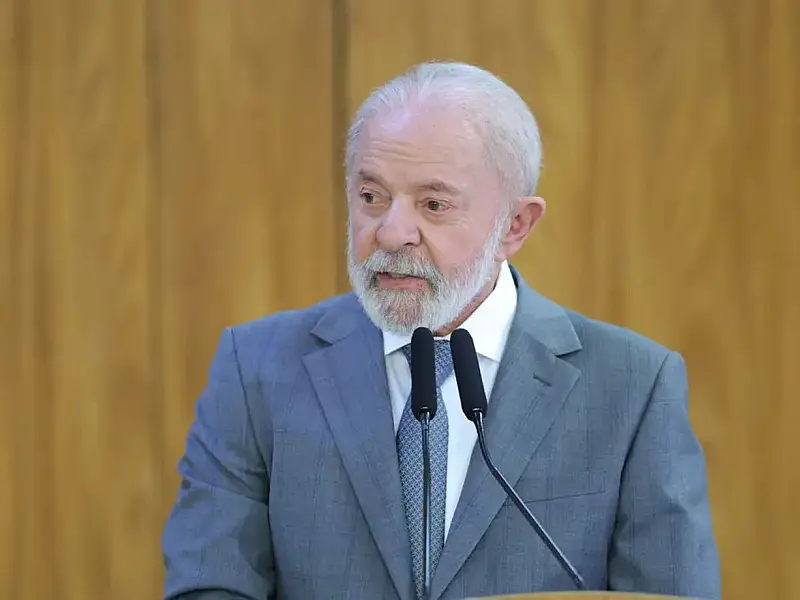Presidente Lula discursando em evento.