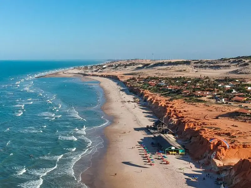 Falésias de areia vermelha fazem de Canoa Quebrada um dos destinos mais procurados do Nordeste brasileiro.
