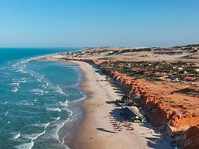 Canoa Quebrada vira queridinha dos brasileiros com praias de areia vermelha e falésias impressionantes