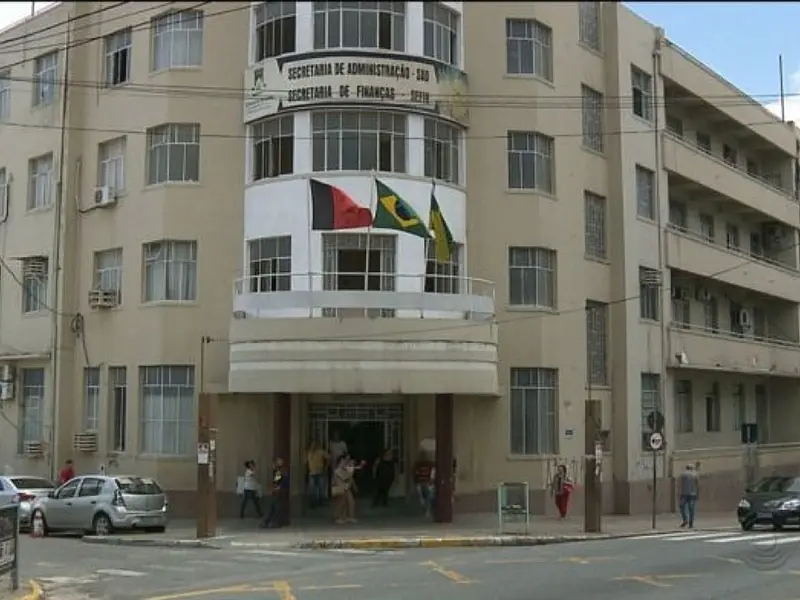 Fachada da Prefeitura de Campina Grande, alvo de decisão judicial que determina desocupação de imóvel.