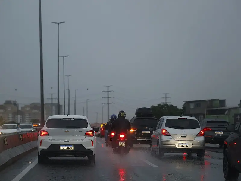 Nova fiscalização multa motoristas com jaqueta grossa ao volante; entenda