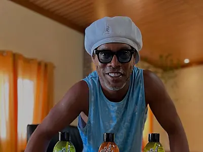 Ronaldinho Gaúcho surpreende fãs e lança bebida com 7% de teor alcoólico
