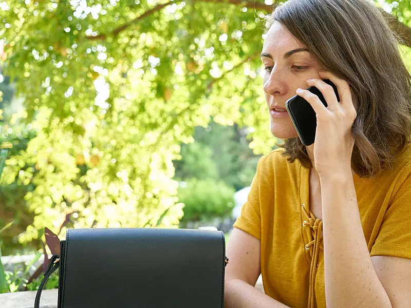 Mulher falando ao telefone celular.