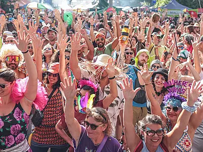 Bloco Charrete mantém viva a tradição do carnaval na Vila Planalto com ritmos nordestinos e resistência cultural em 2026