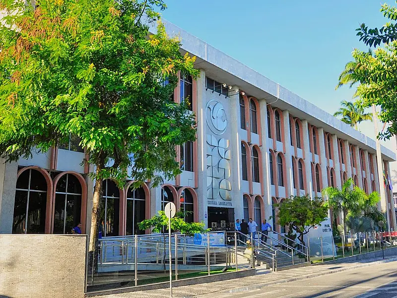Fachada da Assembleia Legislativa da Paraíba em dia de sessão plenária