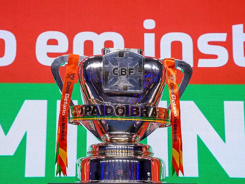 Taça da Copa do Brasil exposta durante evento oficial da CBF.