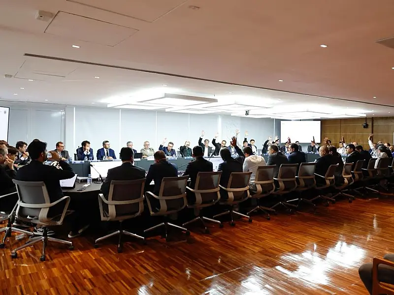 Dirigentes e representantes de clubes reunidos no Conselho Arbitral da Série B durante anúncio do programa PARF-B da CBF