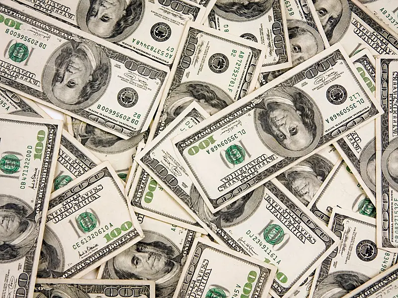 Dólar recua para menor valor em quase dois anos em dia de recorde da Bolsa brasileira.
