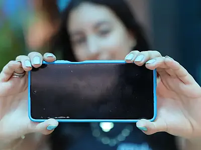 Espanha anuncia proibição de acesso às redes sociais para menores de 16 anos e cria coalizão europeia para proteção digital