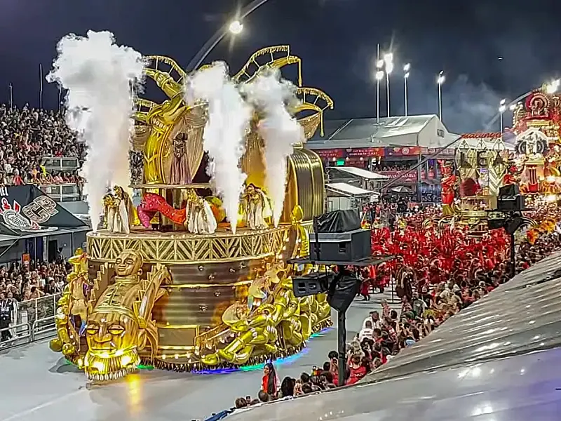 Mocidade Alegre durante desfile campeão no Sambódromo do Anhembi.