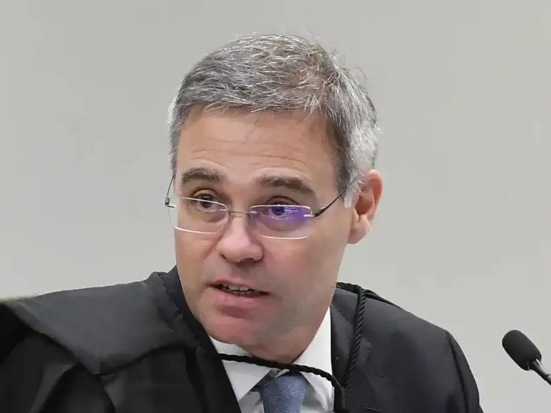 Ministro André Mendonça durante sessão no Supremo Tribunal Federal.