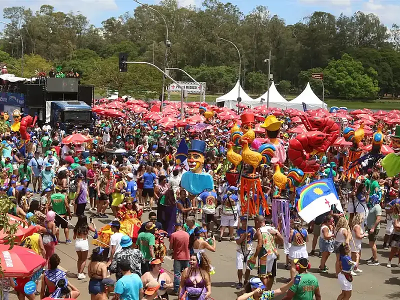 Pabllo Vittar e Nmixx agitam o carnaval de São Paulo com megabloco no Ibirapuera.