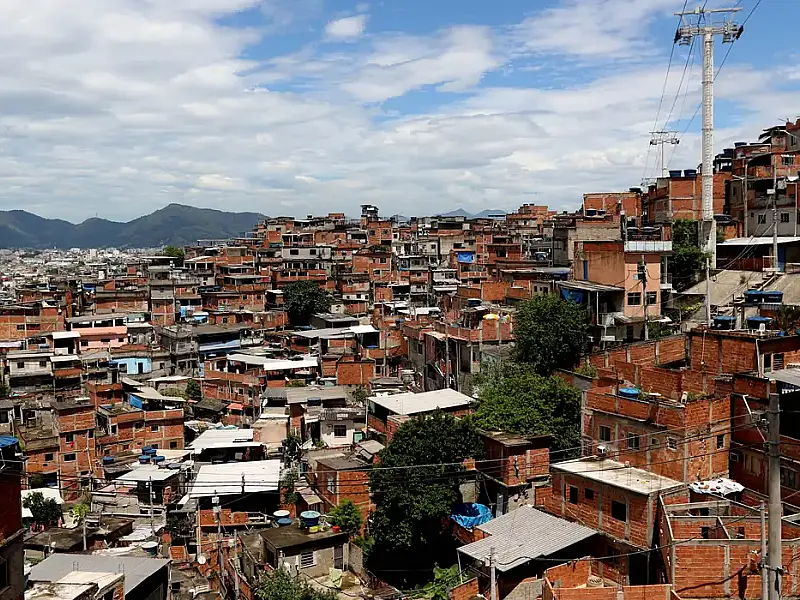 Segurança, moradia e saúde lideram demandas de moradores de favelas no Brasil em 2026, aponta estudo recente