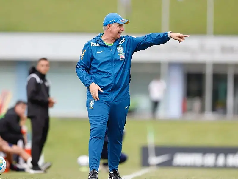 Técnico Carlos Eduardo Patetuci orienta jogadores da Seleção Brasileira Sub-17 durante atividade de preparação.