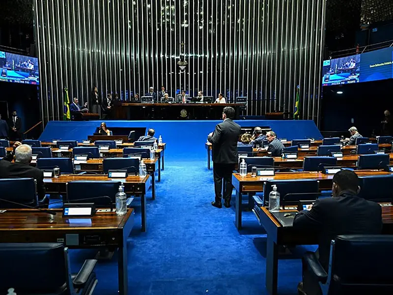 Projeto aprovado no Senado prevê transferência para presídio federal de acusados por matar agentes de segurança.