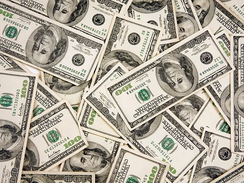 Dólar fecha no menor patamar em quase dois anos.