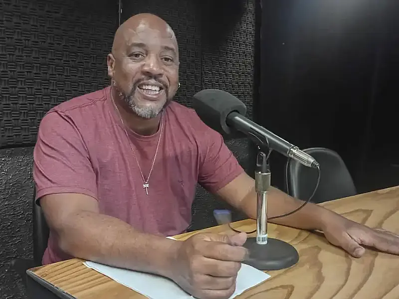 Sociólogo Rodrigo Reduzino destaca samba-enredo como enunciado político nas escolas de samba durante ditadura