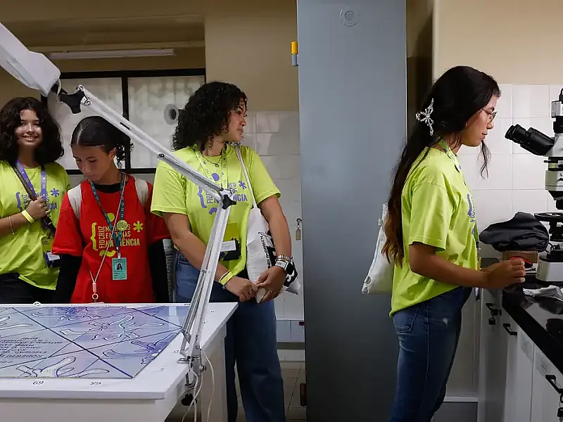 Imersão na Fiocruz expõe estudantes do ensino médio a laboratórios e pesquisadoras, inspirando meninas a seguir carreira científica.