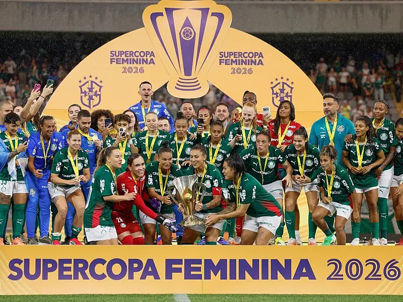 Jogadoras do Palmeiras celebram o título da Supercopa Feminina 2026 na Arena Barueri.