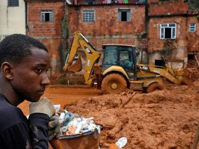 Moradores atuam na limpeza após fortes chuvas na Zona da Mata Mineira.