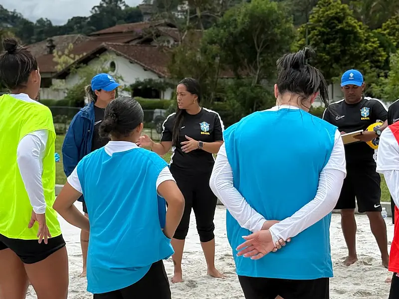 Rose Andrade conversa com atletas da Seleção Feminina de Beach Soccer durante treino na Granja Comary.