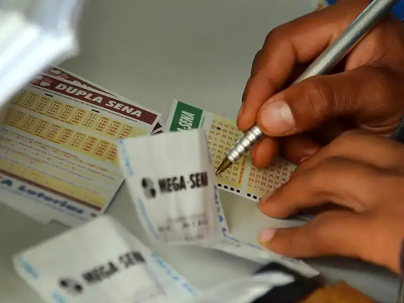 Apostador registra jogo da Mega-Sena em casa lotérica antes do sorteio milionário.