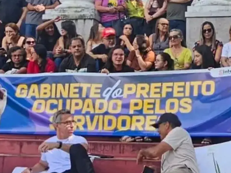 Servidores realizam protesto no prédio onde funciona o gabinete do prefeito de Campina Grande.