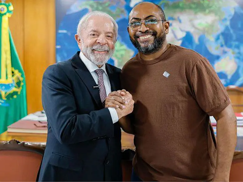 Presidente Lula recebe trabalhadores no Palácio do Planalto para celebrar o primeiro holerite sem desconto de imposto de renda.